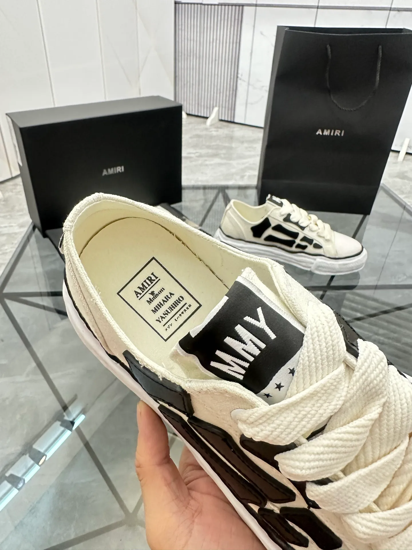 Men's shoes: 💰P520¥ High-end quality Product trademark: AMIRI* "Emil*" low-top casual shoes Regular size: 39-45 (can be customized to 46) Product materials: Upper imported original fabric spliced ​​cowhide, breathable lining, original outsole. Number: 525